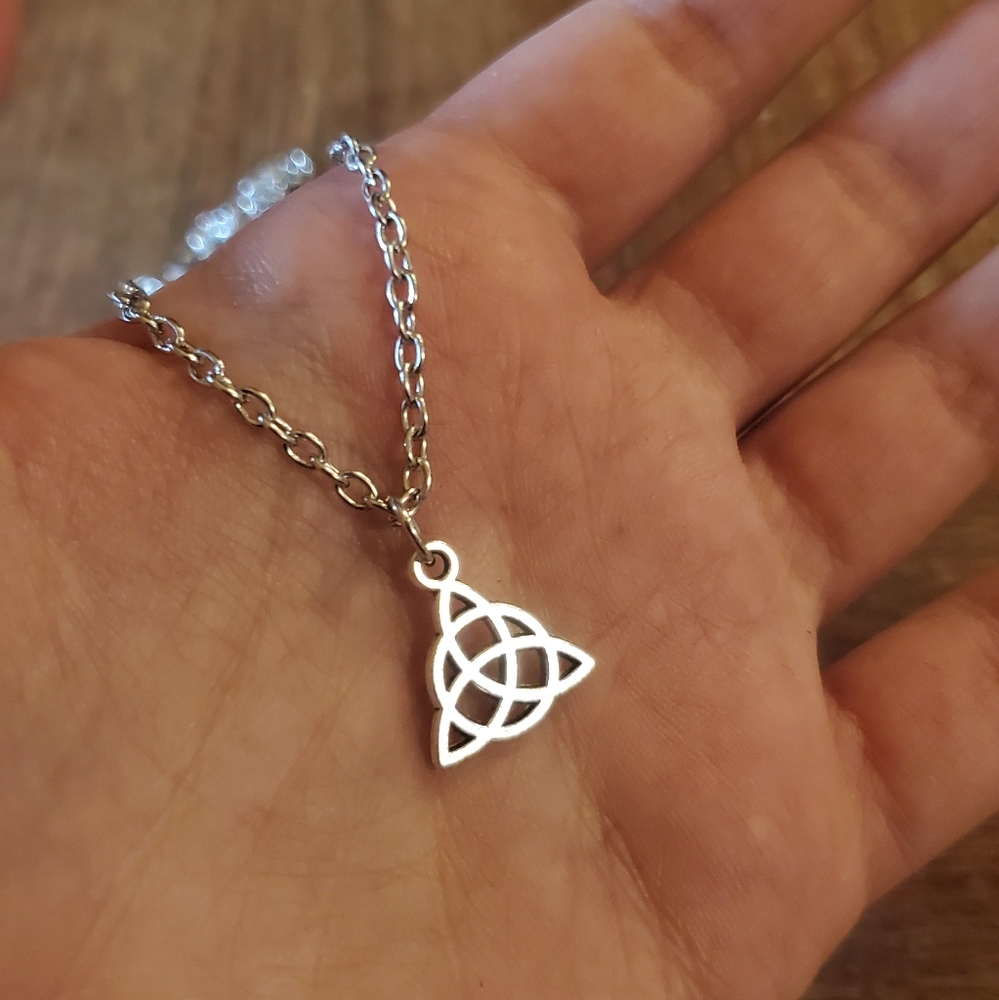 NWOT Dainty Silver Celtic Triquetra Necklace - Picture 4 of 6